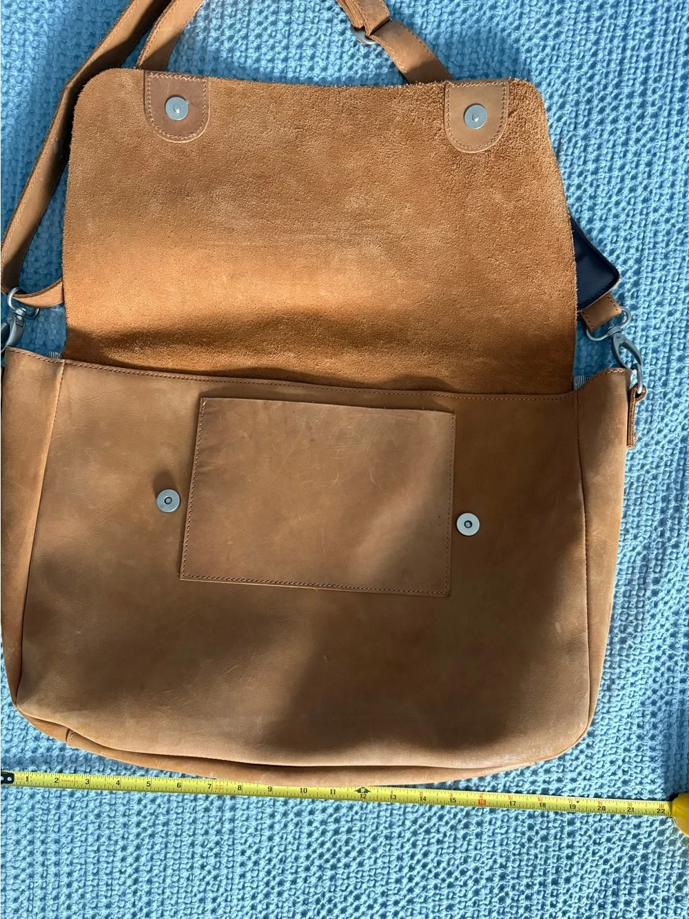 Duluth Trading Co Tan Leather Messenger Bag with Black Shoulder Pad